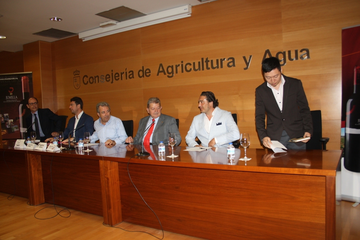 Una delegación con directivos de la televisión china visita Murcia para preparar un reportaje sobre los vinos de Jumilla
