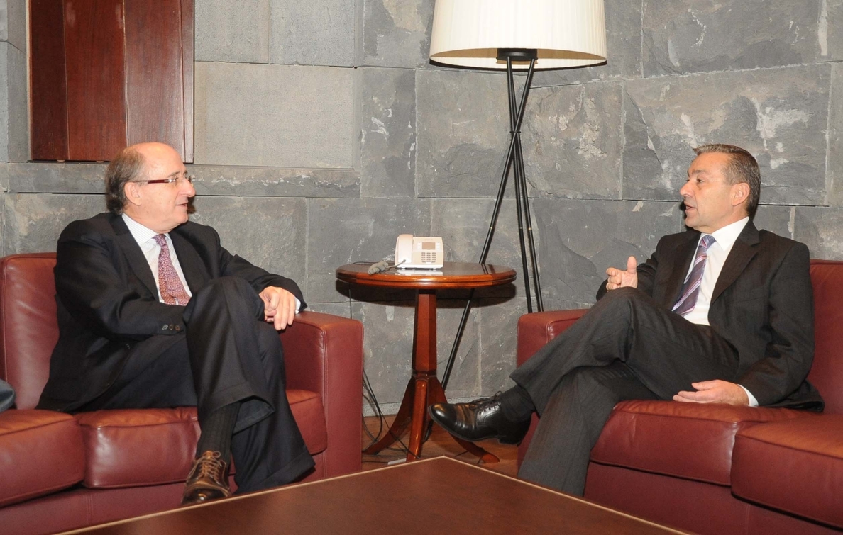 El presidente del Gobierno de Canarias, Paulino Rivero, se reúne este lunes con el presidente de Repsol