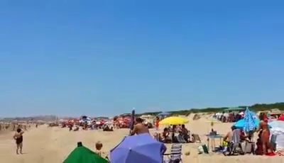 Un tornado enloquece a los bañistas en la playa de La Bota en Huelva