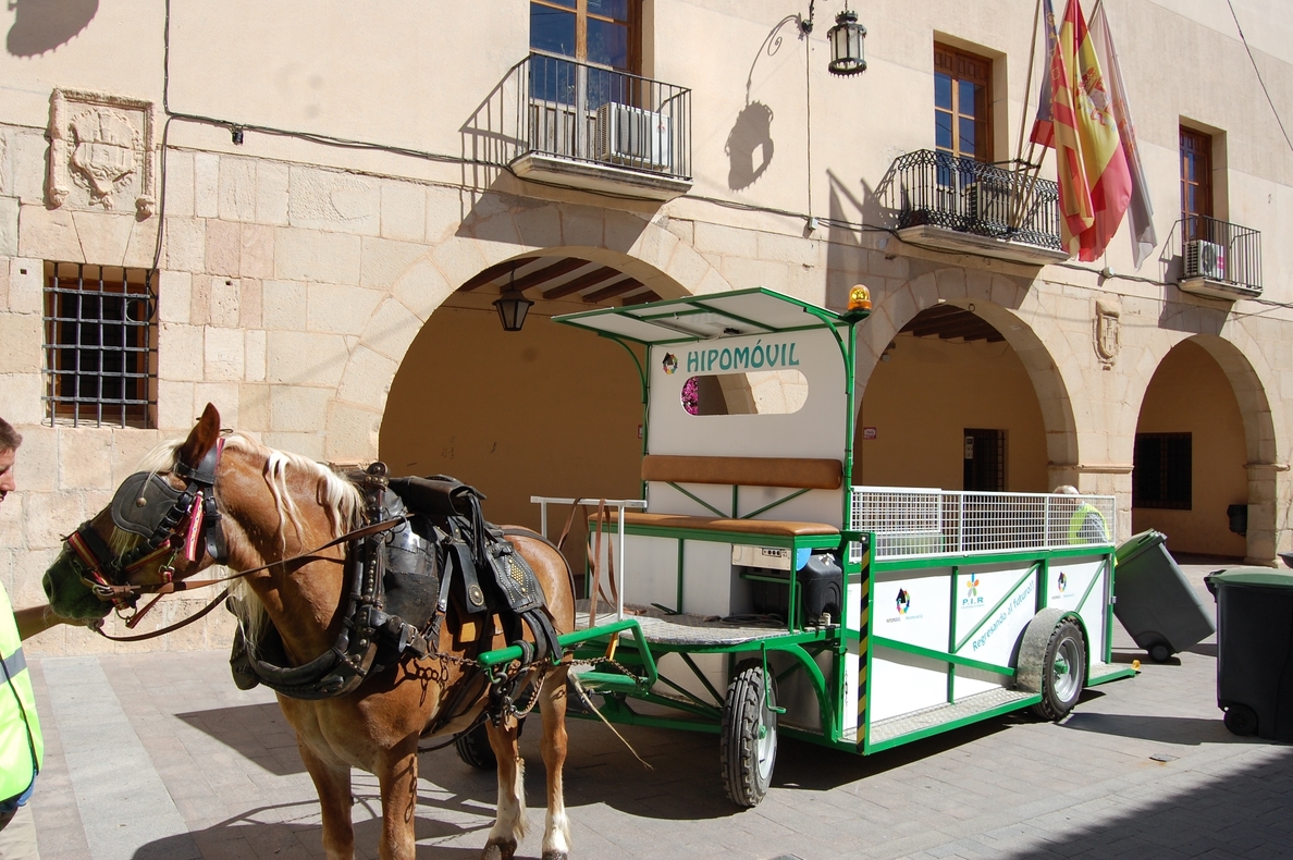 Un municipio de Alicante sustituye los camiones de basura por un carro de caballos