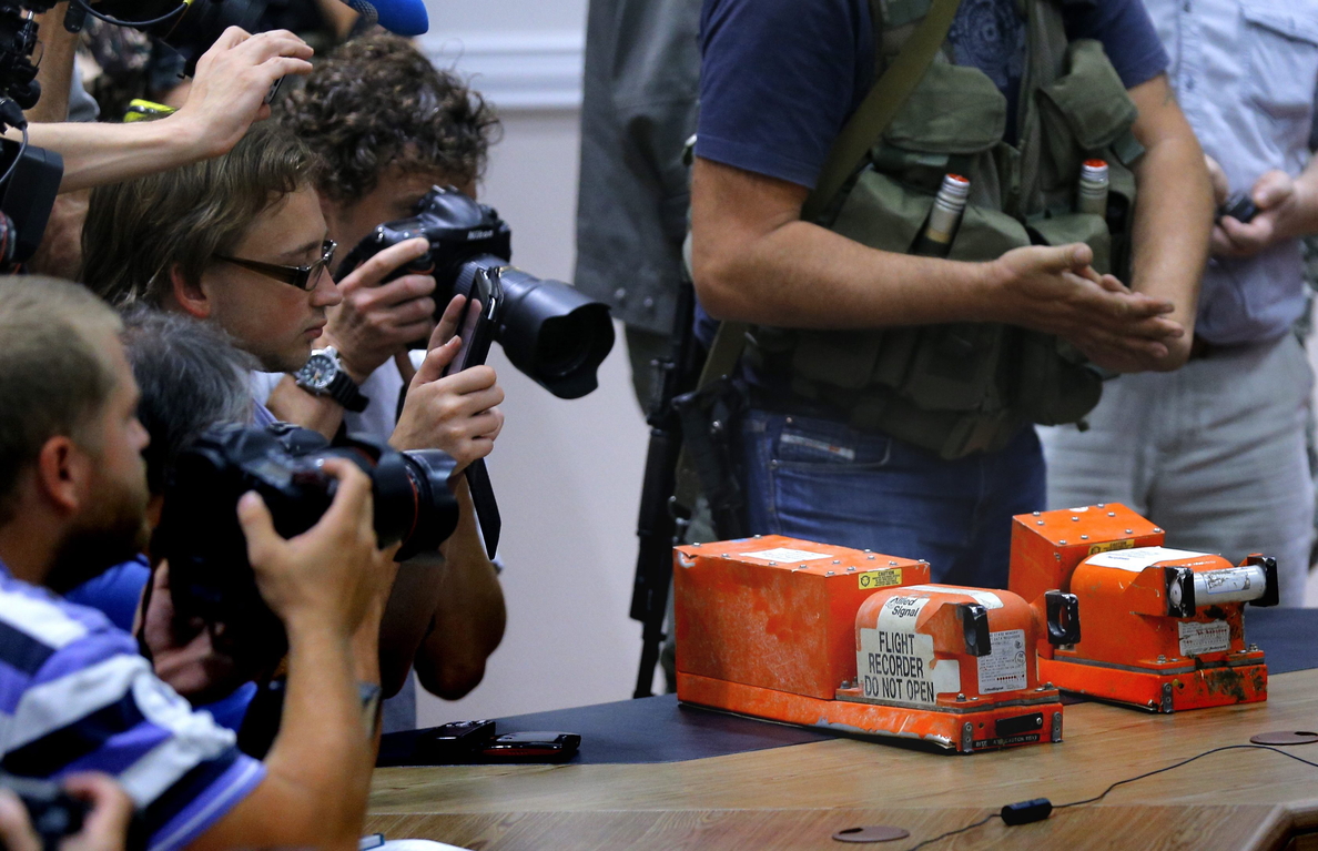 Los cadáveres del MH17 se analizarán en Holanda y las cajas negras en UK