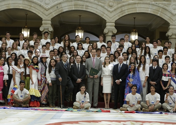 Los Reyes de España, muy cómplices, reciben en audiencia a los jóvenes de la «Ruta Brava 2014»