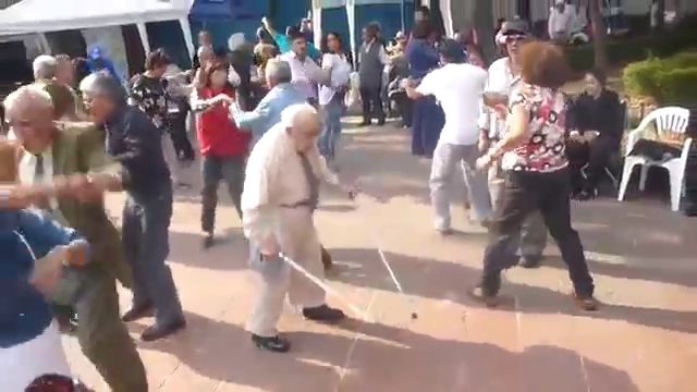 Un anciano se pone a bailar… ¡después de tirar las muletas!
