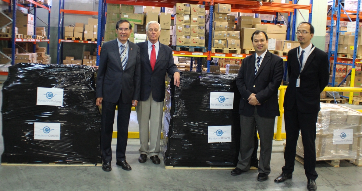 La Fundación Cofares entrega al embajador de Filipinas 174 kilos de medicinas