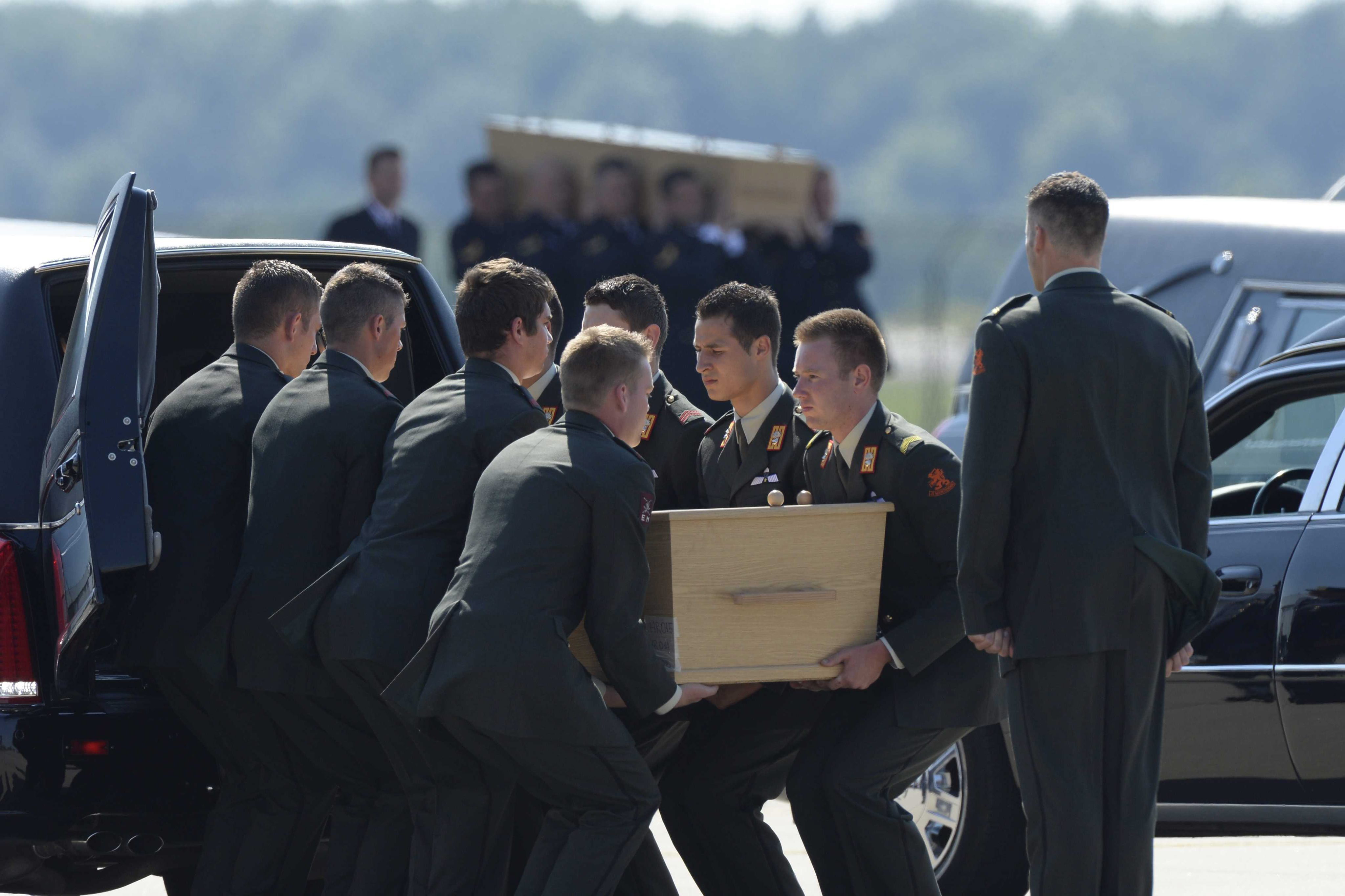 Las primeras víctimas del vuelo MH17 llegan a Holanda para ser analizadas