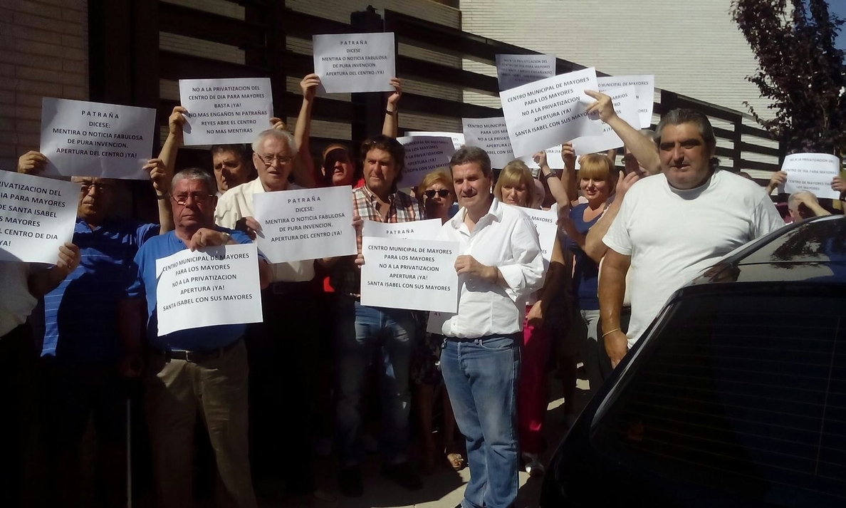 Vecinos se concentran para exigir al Ayuntamiento un centro de día de Santa Isabel «100% público y para mayores»