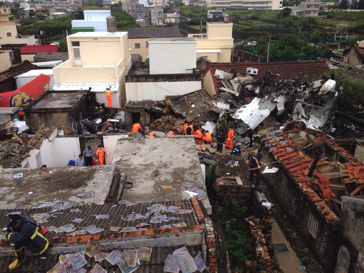 Asciende a 48 la cifra de muertos por el avión siniestrado en Taiwán