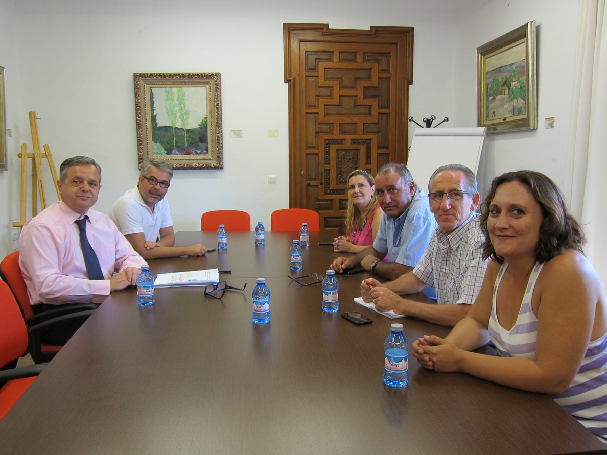 La Diputación muestra su apoyo a los miembros del comité de empresa de Laboratorios Pérez Giménez
