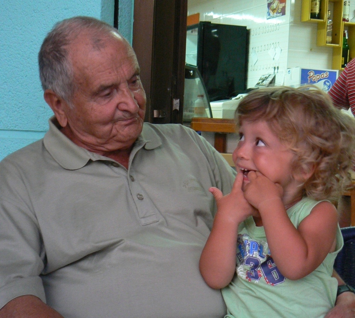 Los abuelos españoles dedican una media de seis horas diarias al cuidado de sus nietos