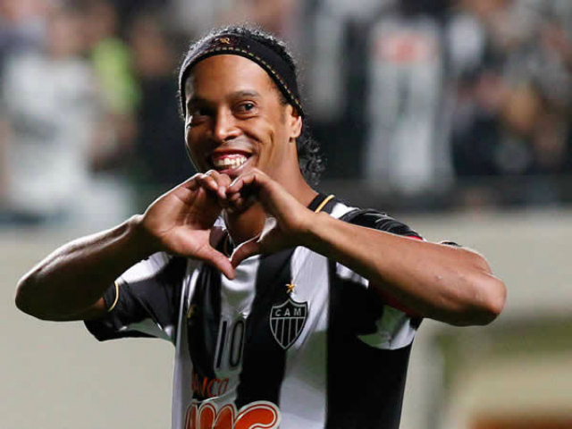 Ronaldinho pidió permiso para ir al homenaje de Deco, no fue y está desaparecido