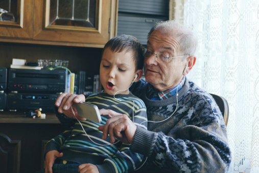 Los abuelos españoles dedican una media de seis horas al día a cuidar a sus nietos