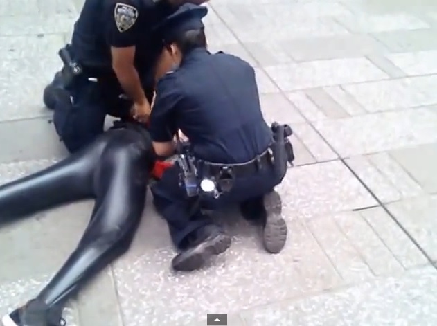 ¡Spiderman, detenido por la Policía neoyorquina en Times Square!