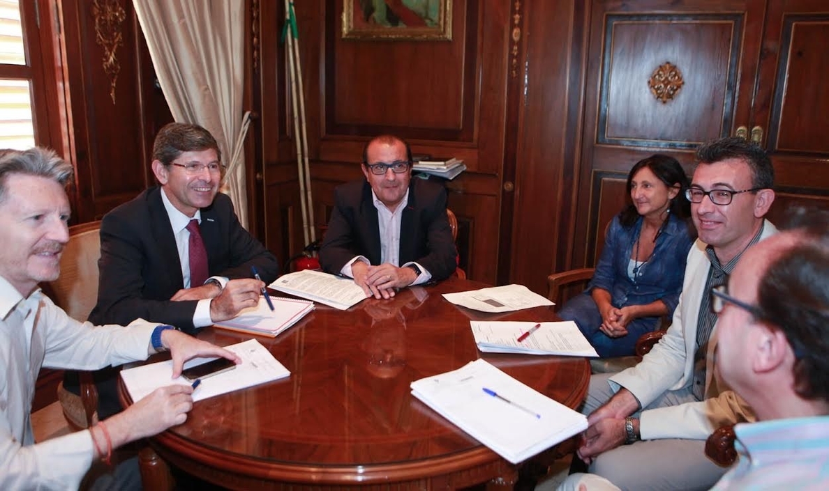 El Ayuntamiento firma con once bancos las nuevas condiciones del Gobierno que le darán más cuatro millones