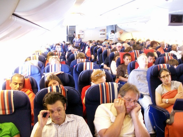 Permanecer sentado durante horas en los viajes o frente al ordenador aumenta el riesgo de trombosis