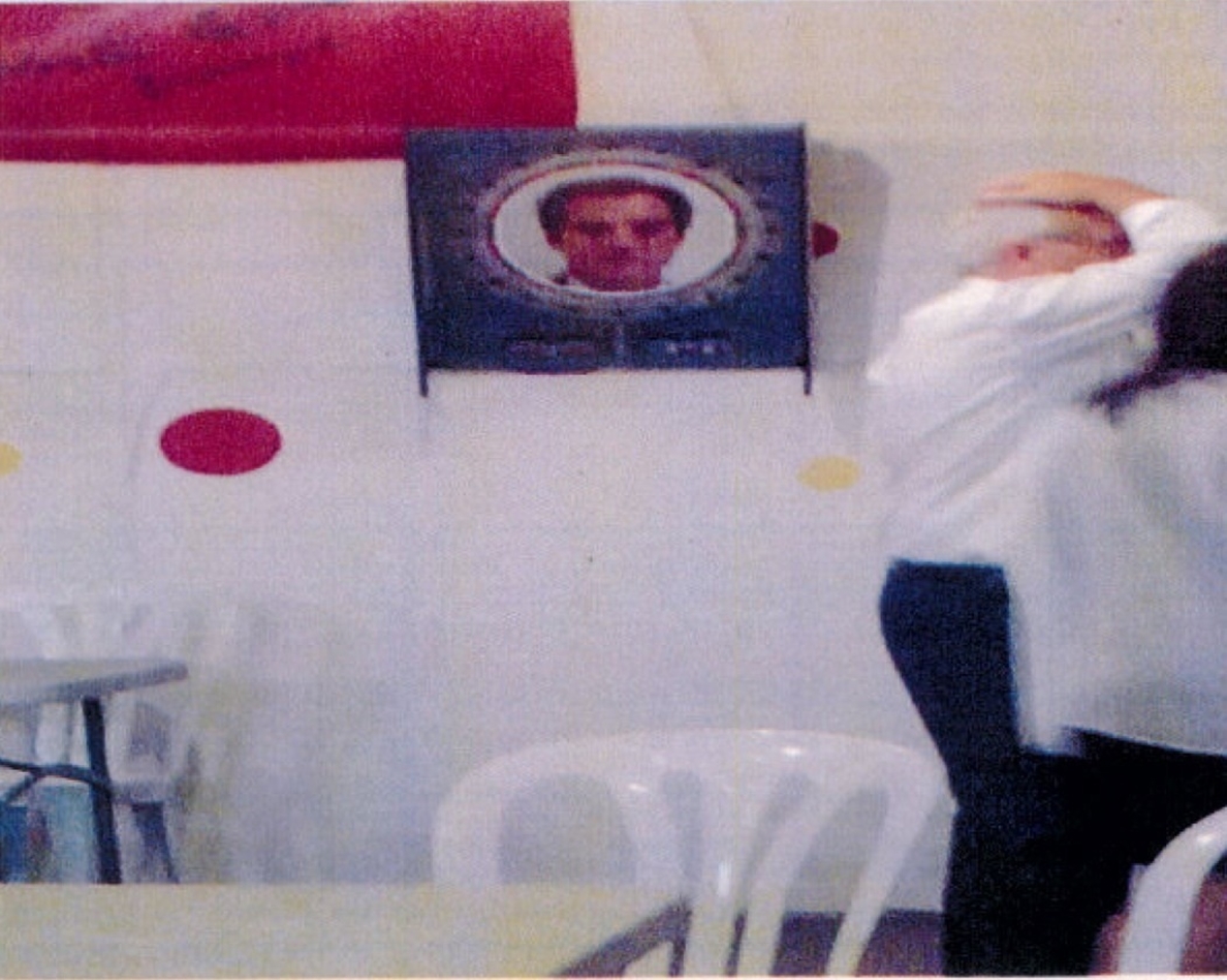 La Policía Local retira de la caseta de feria del PCA en Santa Cruz una foto del alcalde usada como diana