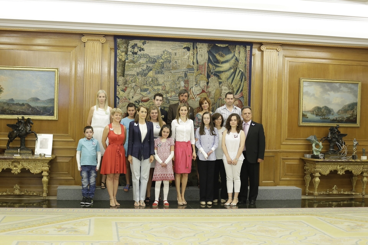 La Reina Letizia y los niños de Asociación piel de mariposa (DEBRA) y FUDENE