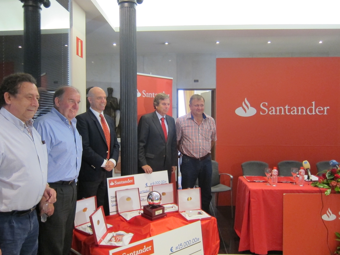 El XVIII Trofeo Campeones del Banco Santander se celebra este miércoles en la bolera Caviedes
