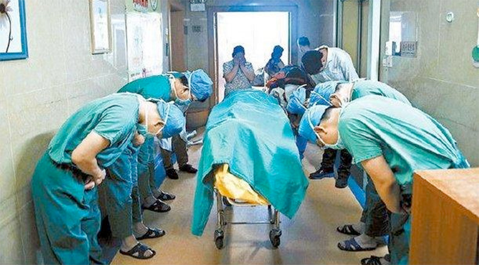 Un niño chino dona sus órganos a punto de morir y los médicos le hacen la reverencia
