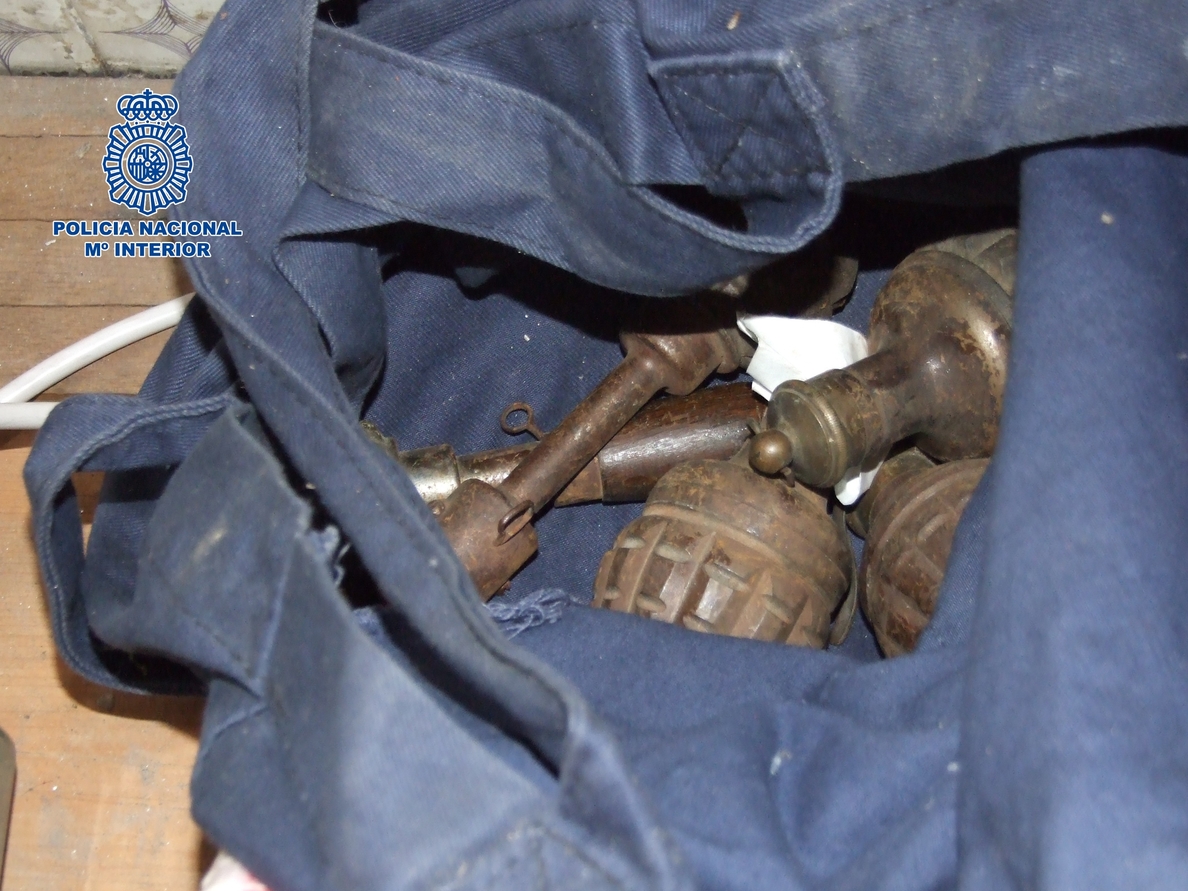 Halladas ocho granadas de mano de la I Guerra Mundial en un parking de Cáceres