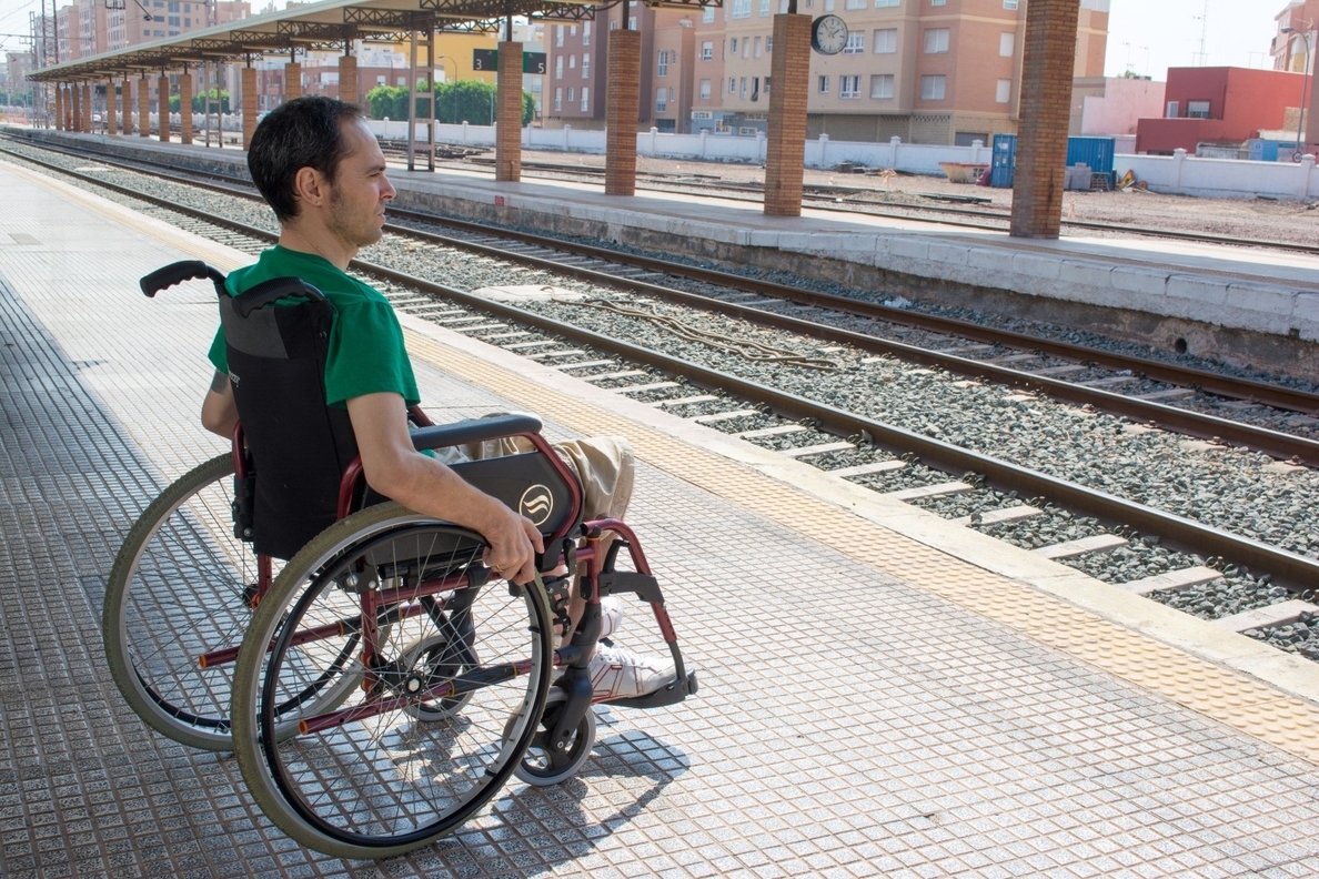 FAAM critica que la línea de Renfe entre Almería y Madrid no tenga plazas para usuarios de sillas de ruedas
