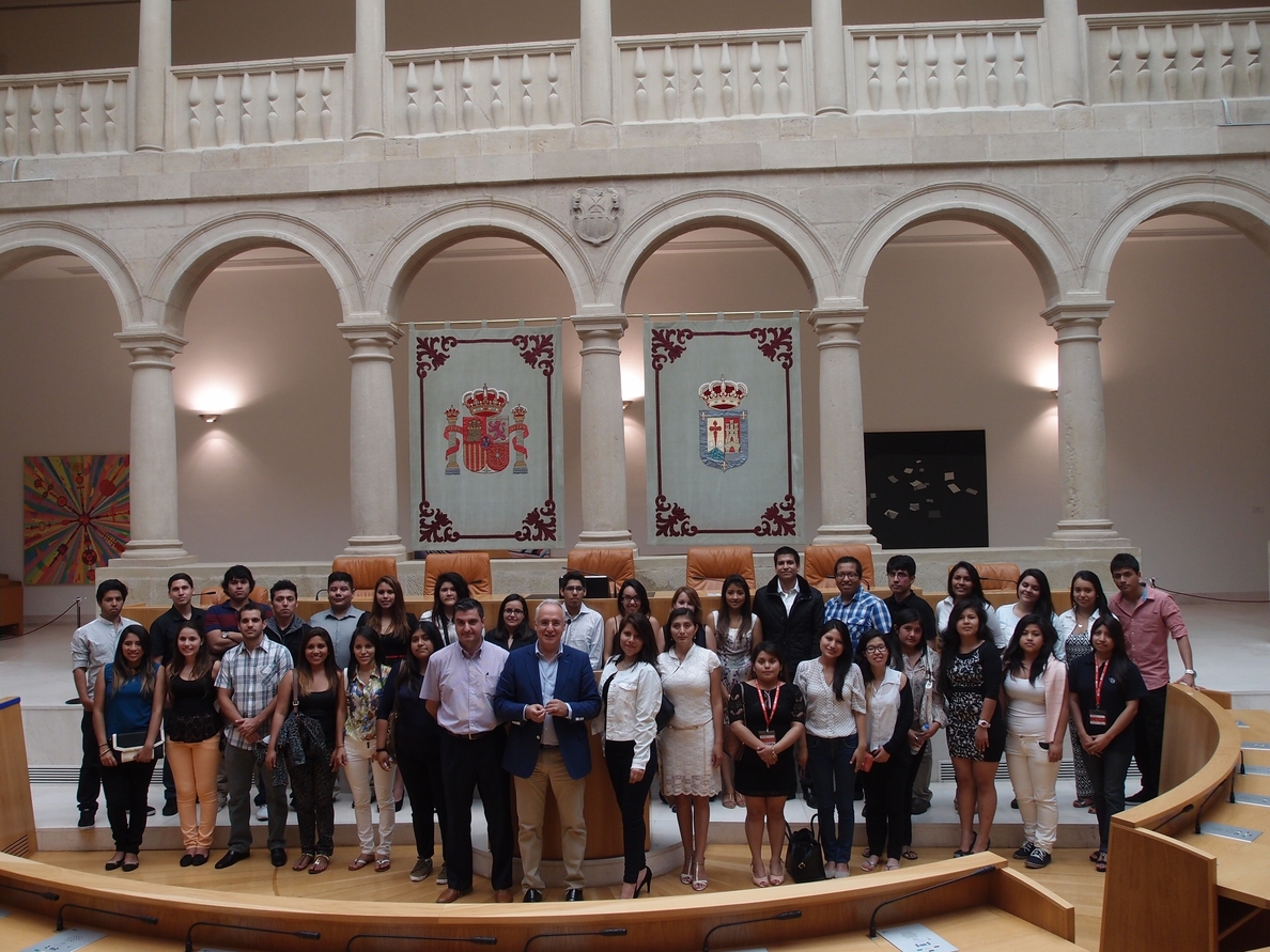 José Ignacio Ceniceros ha recibido esta tarde a 35 alumnos de la Universidad San Ignacio de Loyola de Perú