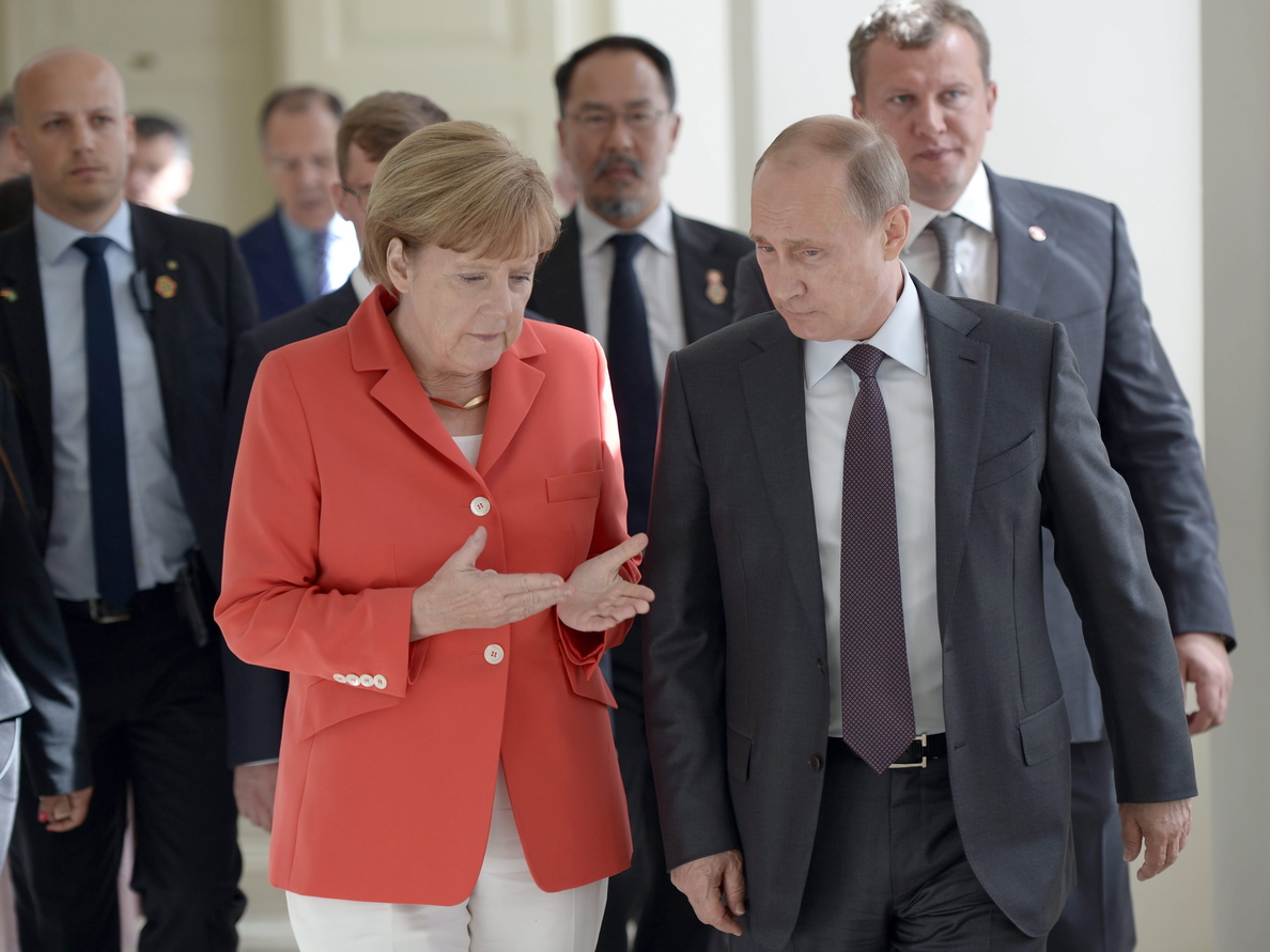 Merkel y Putin planean en secreto un acuerdo para acabar con la tensión en Ucrania