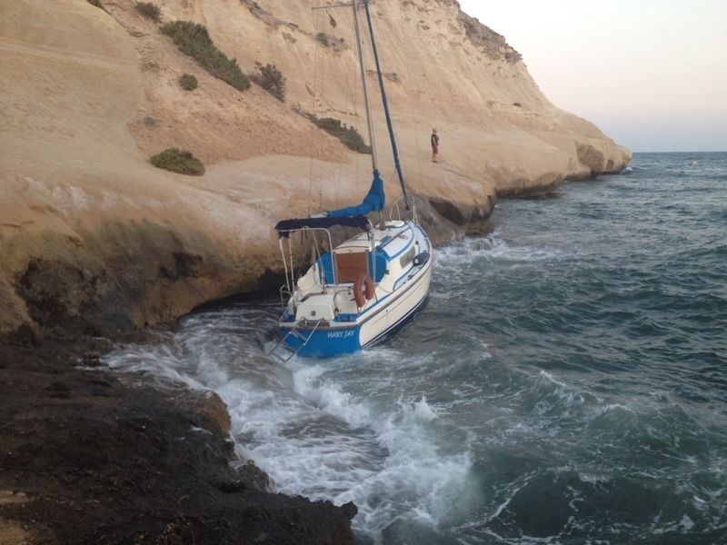 Cruz Roja de Águilas rescata a tres bañistas en Matalentisco y un barco encallado en Terreros