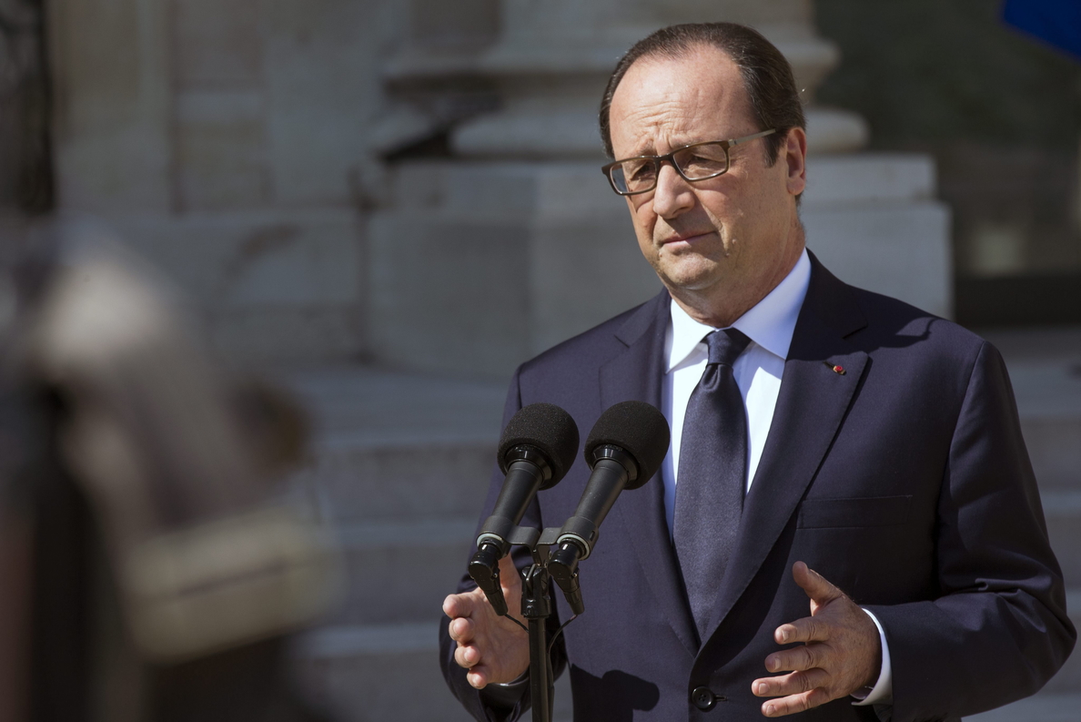Hollande tendrá pocas vacaciones y una difícil vuelta llena de reuniones