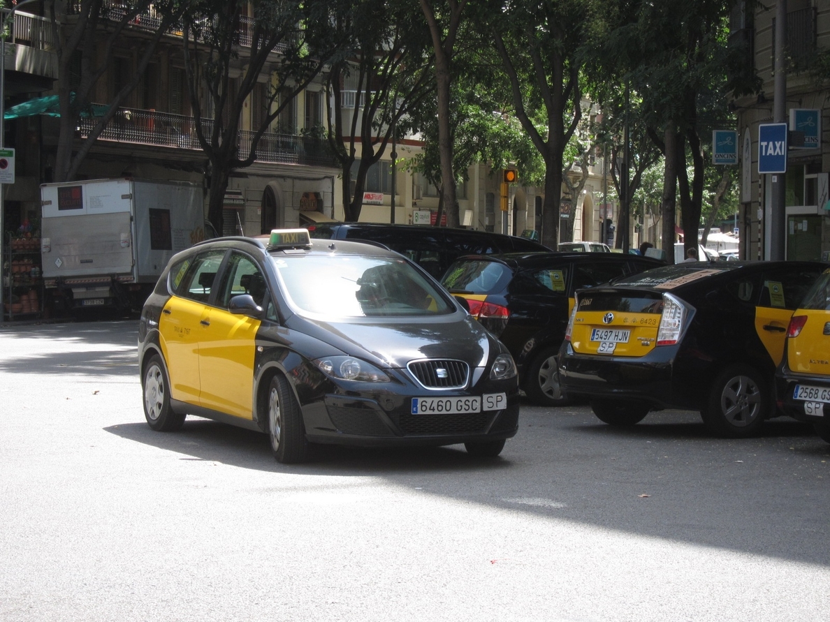 Una protesta de taxistas causa retenciones en la Ronda de Dalt de Barcelona