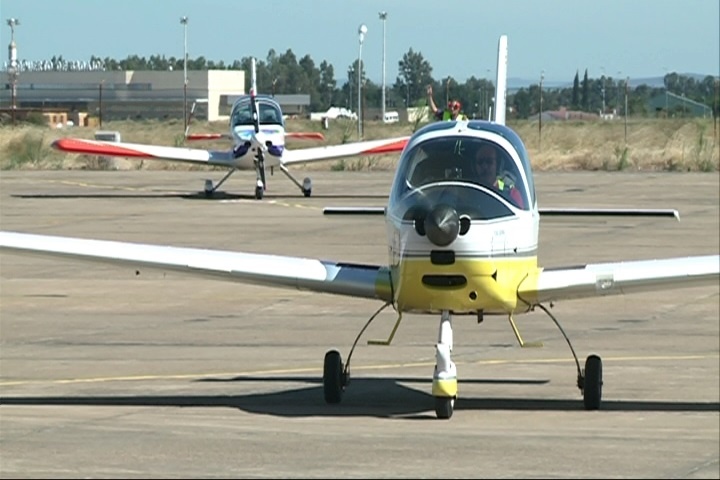 Los pilotos de la Vuelta Ibérica de aeronaves ligeras hacen escala en la Base Aérea de Talavera la Real (Badajoz)