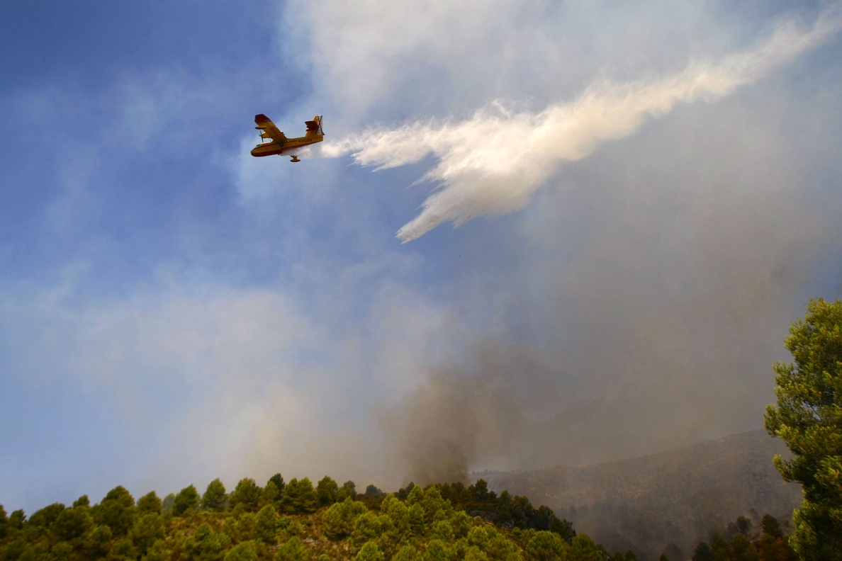 Continúan las labores de extinción del incendio en los Montes de Málaga
