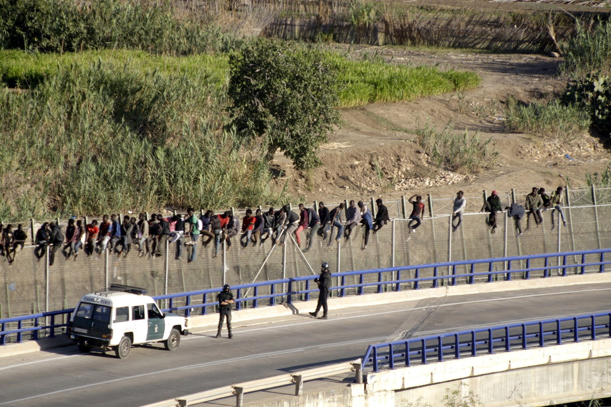 Unos 25 inmigrantes resisten hasta 16 horas encaramados en la valla de Melilla