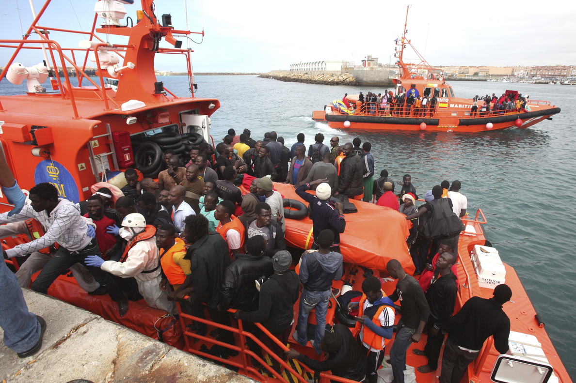 Rescatados diez inmigrantes a bordo de una embarcación en aguas del Estrecho