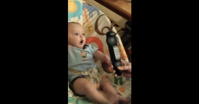 Un niño se vuelve loco cuando le acercan un mando a distancia