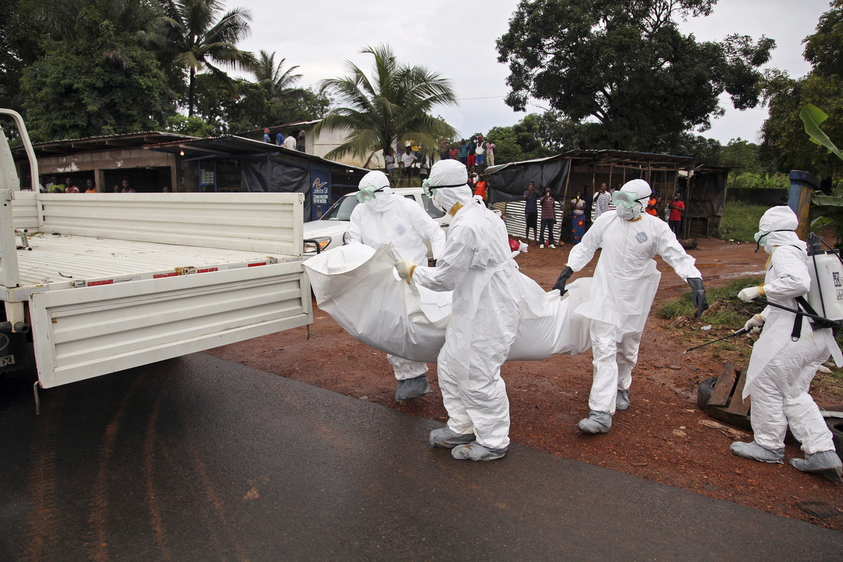 Huyen 17 enfermos de ébola tras un asalto armado a un centro de aislamiento