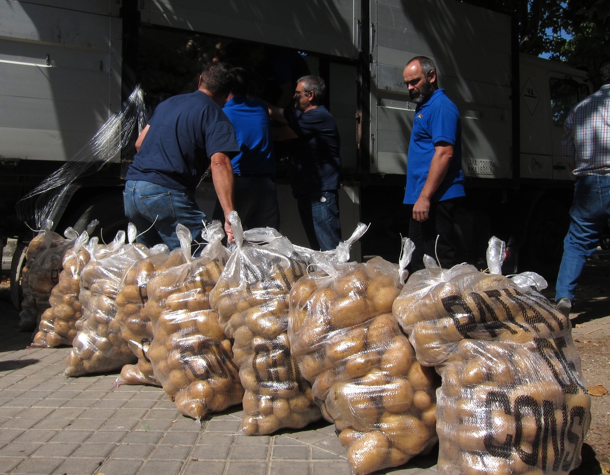 UCCL dona 4.300 kilos de patatas a la Asociación Entrevecinos de Valladolid para denunciar la especulación en el sector