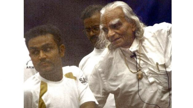 Muere BKS Iyengar, el fundador del yoga  a los 95 años