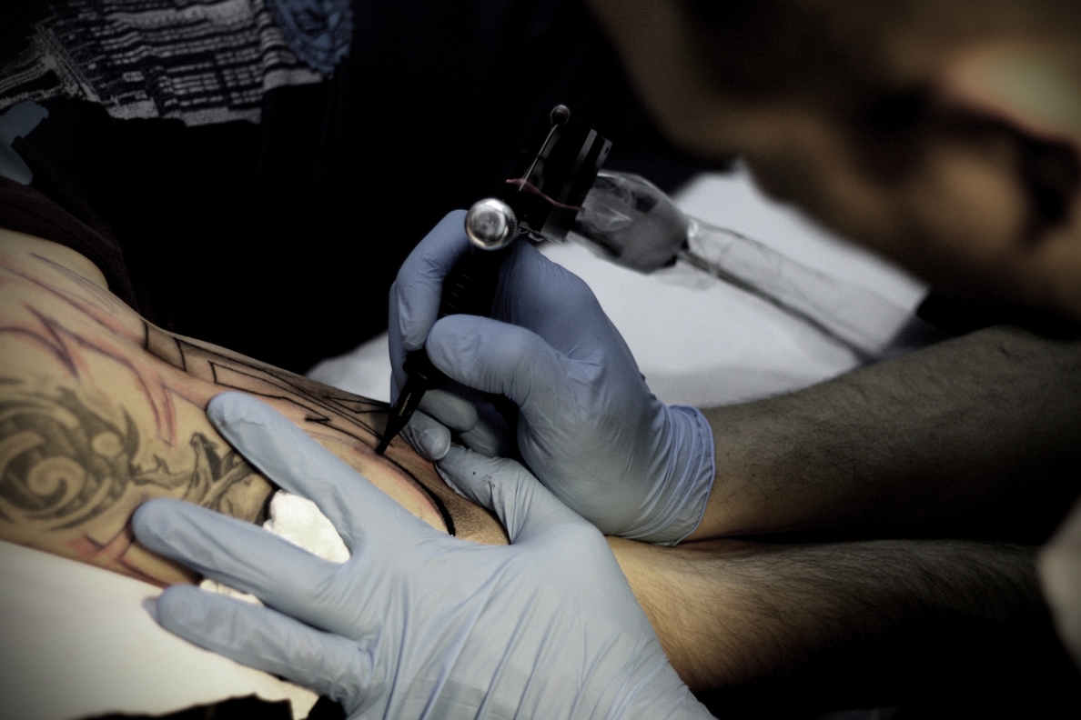 Consumidores exigen inspecciones en centros de tatuaje para identificar posibles tintas o agujas contaminadas