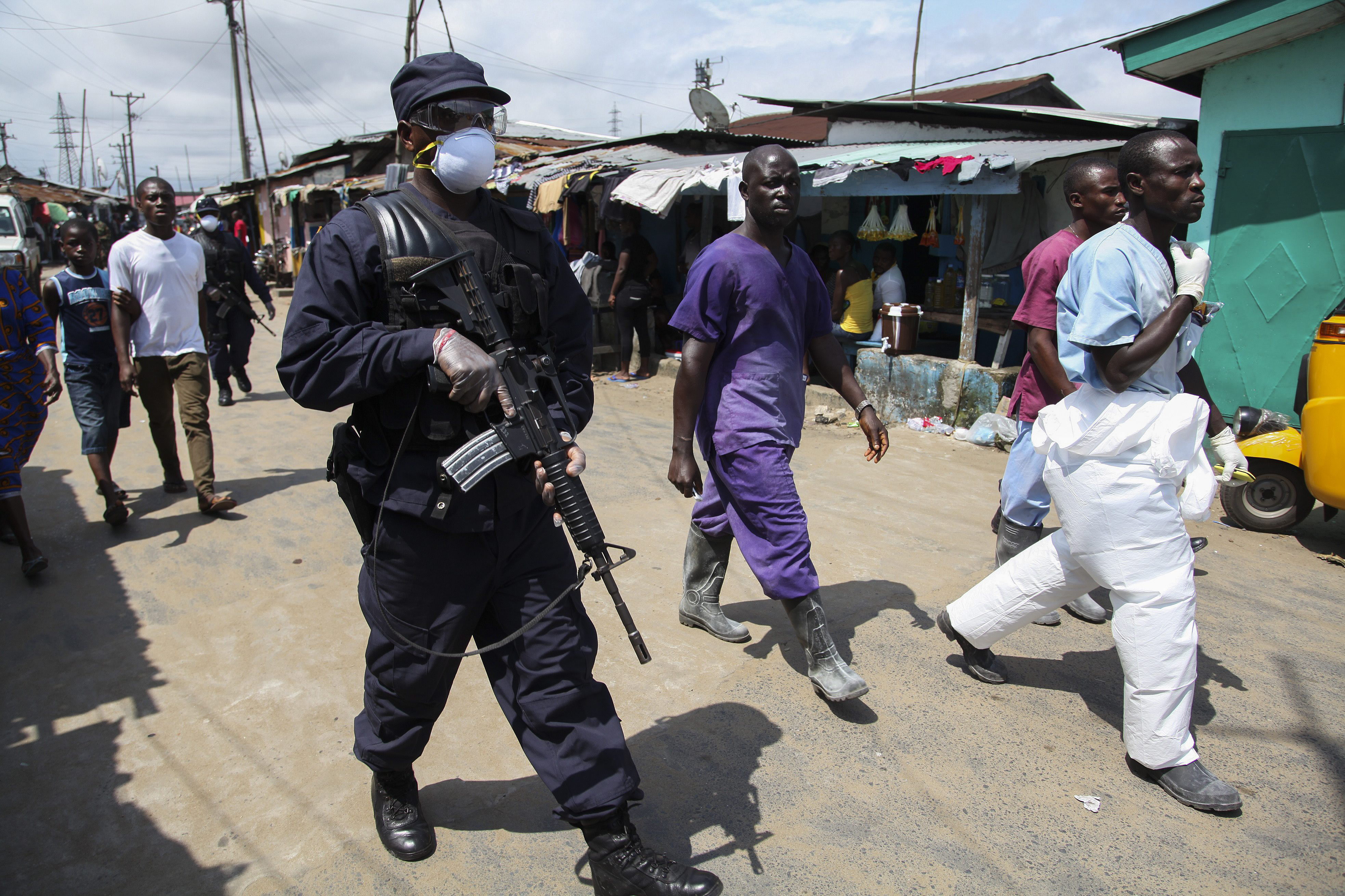 El toque de queda en Liberia para contener el ébola provoca duros enfrentamientos