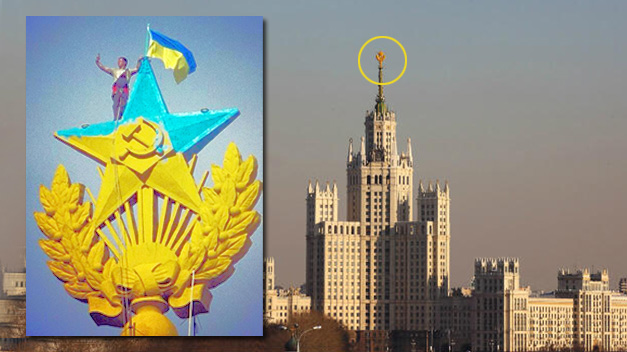 Pintan con la bandera ucraniana la aguja de un rascacielos estalinista de Moscú