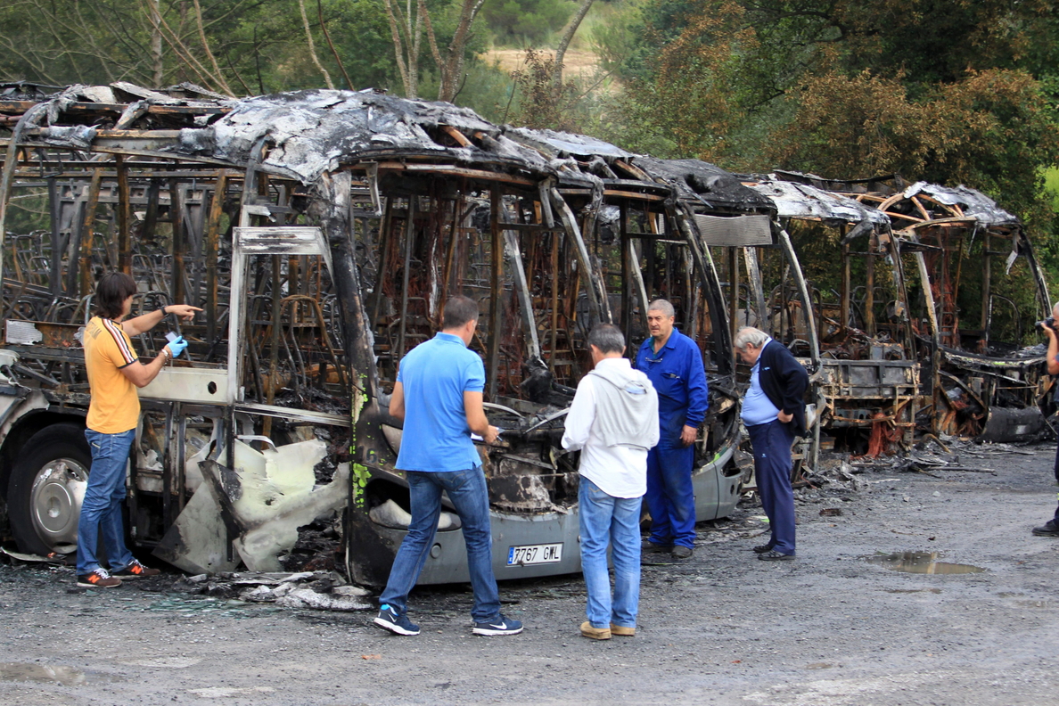 El juez Andreu investiga el incendio de cinco autobuses en Loiu (Bizkaia)