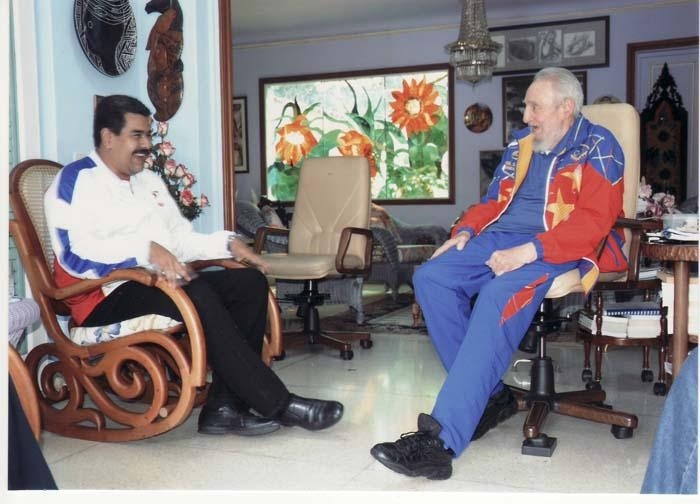Fidel Castro reaparece tras su cumpleaños para relatar una visita de Nicolás Maduro