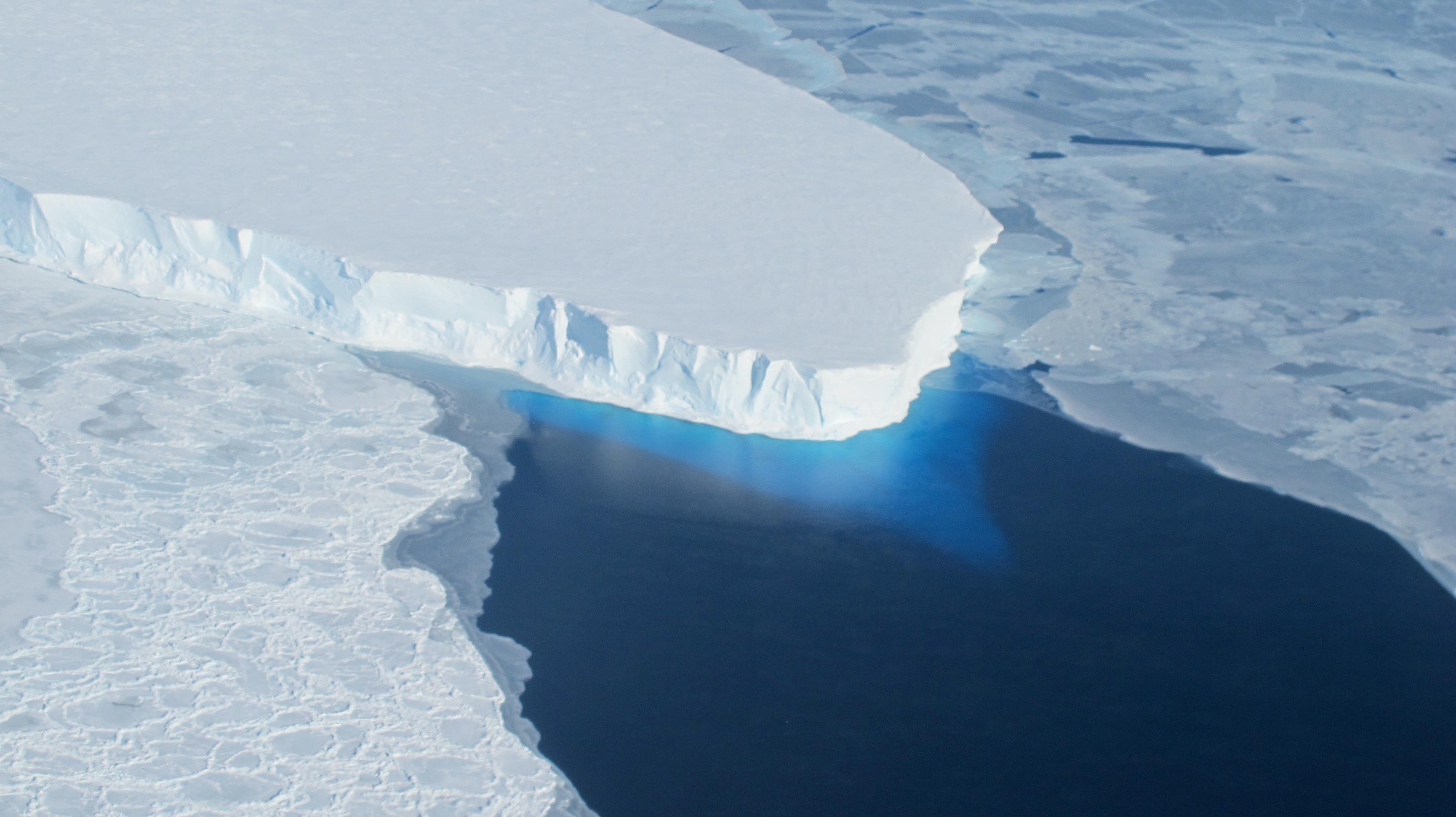 Descubren bajo el hielo de la Antártida un lago subterráneo lleno de microbios