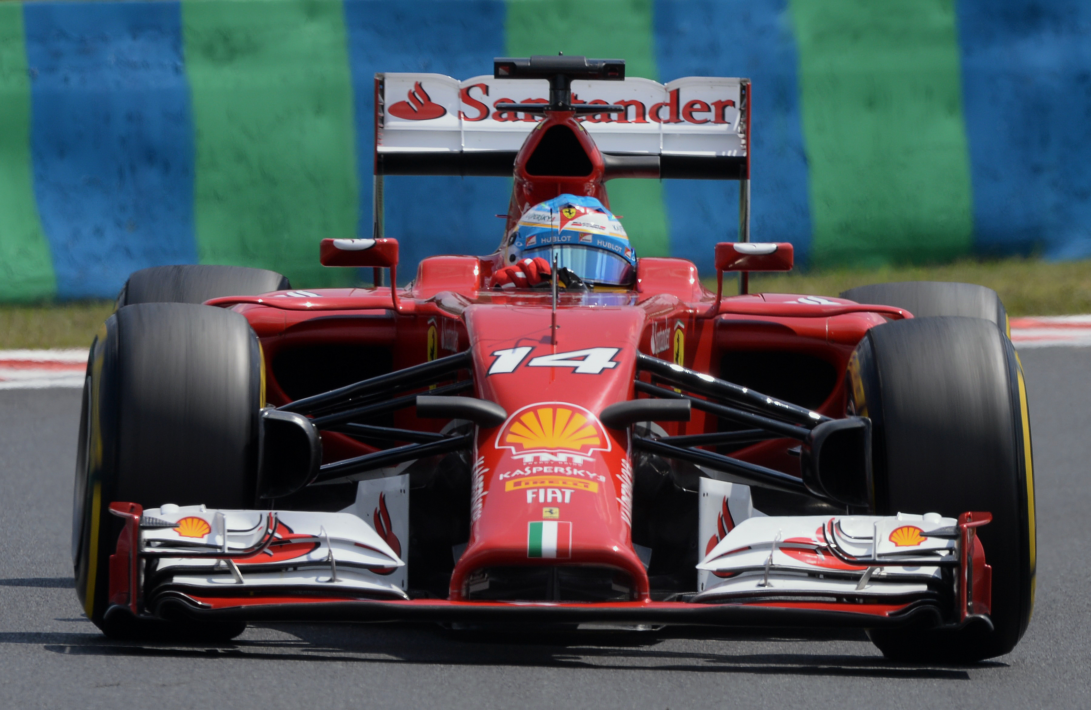Solo Alonso se acerca a los Mercedes en los entrenamientos libres del GP de Bélgica