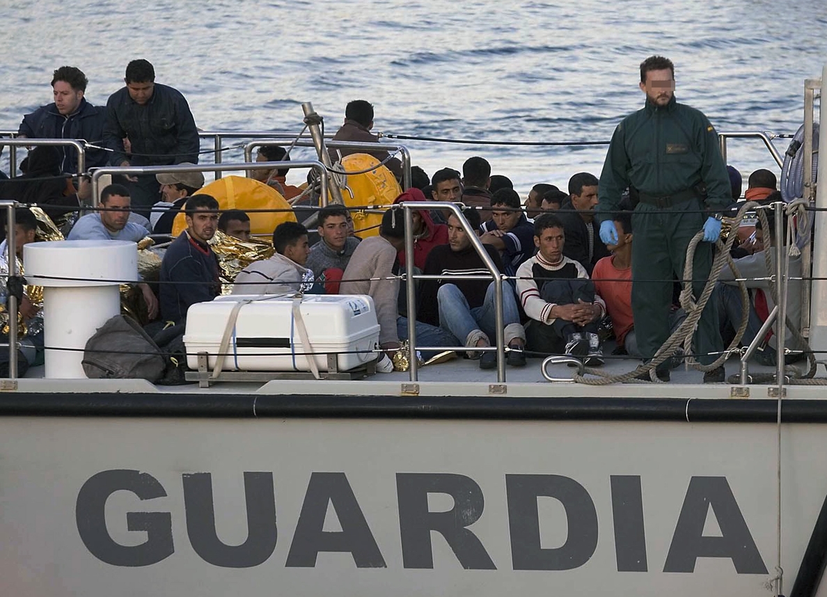 Interceptan una patera con ocho inmigrantes en alta mar en Cartagena (Murcia)