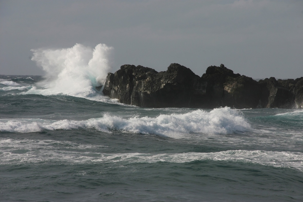 Santa Cruz de Tenerife y Gran Canaria continúan en riesgo amarillo por olas que podrían llegar a 4 metros