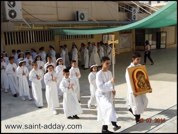Niños cristianos reciben su primera comunión en medio del caos de Irak