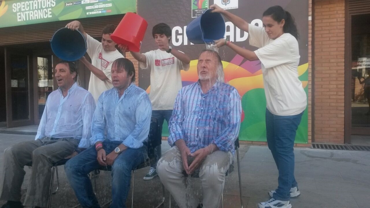 El Ayuntamiento de Granada »se moja» para la campaña en favor de los enfermos de ELA