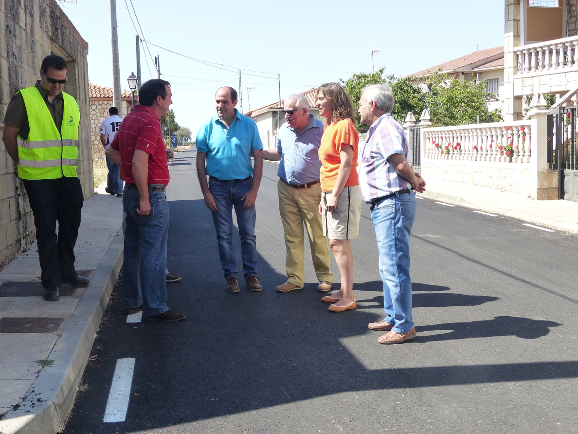 Guarinos visita en Mirabueno la carretera de acceso arreglada por la Diputación de Guadalajara por 225.000 euros