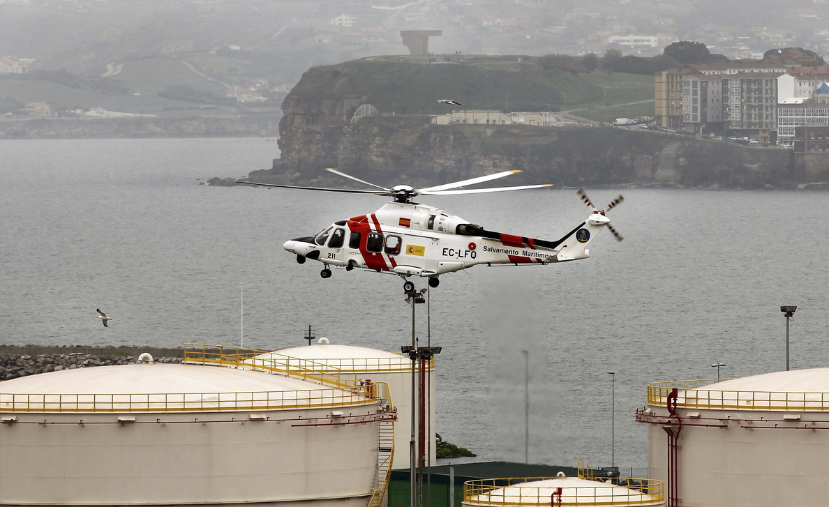 Rescatados los seis tripulantes de un pesquero hundido frente a la costa asturiana